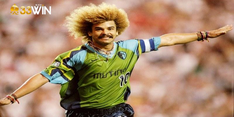 Carlos Valderrama ấn tượng với mái tóc màu vàng xoăn